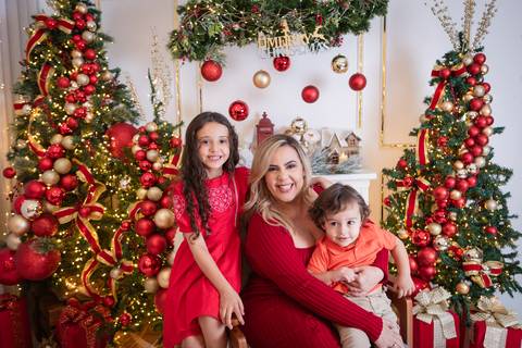 ensaio de natal bebê touca de papai noel brasilia df registrado pela fotógrafa letícia franco papai noel arvore guirlanda pijama carter's carters  trailer neve'