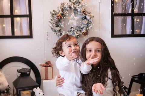 ensaio de natal bebê touca de papai noel brasilia df registrado pela fotógrafa letícia franco papai noel arvore guirlanda pijama carter's carters  trailer neve'