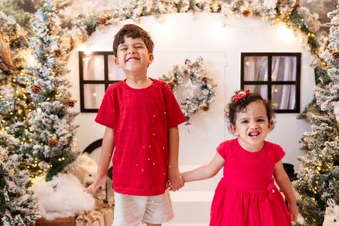 ensaio de natal bebê touca de papai noel brasilia df registrado pela fotógrafa letícia franco papai noel arvore guirlanda pijama carter's carters  trailer neve
'