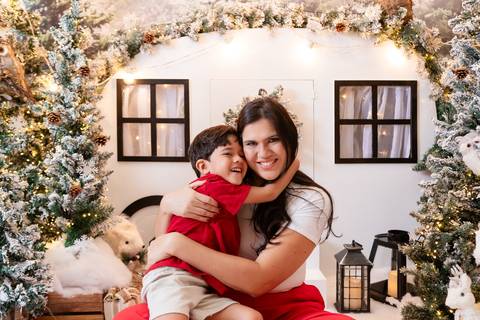 ensaio de natal bebê touca de papai noel brasilia df registrado pela fotógrafa letícia franco papai noel arvore guirlanda pijama carter's carters  trailer neve
'