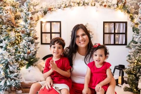 ensaio de natal bebê touca de papai noel brasilia df registrado pela fotógrafa letícia franco papai noel arvore guirlanda pijama carter's carters  trailer neve
'