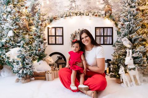 ensaio de natal bebê touca de papai noel brasilia df registrado pela fotógrafa letícia franco papai noel arvore guirlanda pijama carter's carters  trailer neve
'