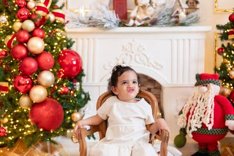 ensaio de natal bebê touca de papai noel brasilia df registrado pela fotógrafa letícia franco papai noel arvore guirlanda pijama carter's carters  trailer neve
'