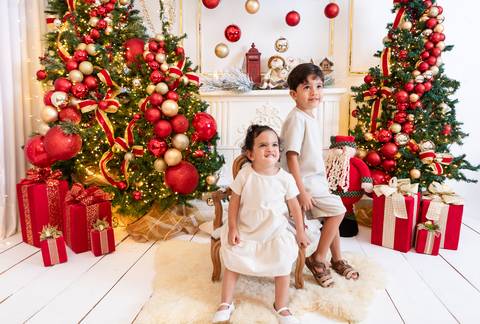 ensaio de natal bebê touca de papai noel brasilia df registrado pela fotógrafa letícia franco papai noel arvore guirlanda pijama carter's carters  trailer neve
'