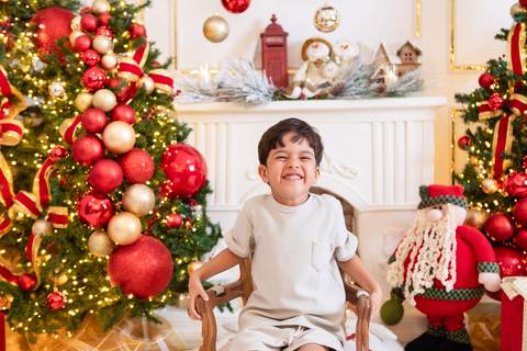 ensaio de natal bebê touca de papai noel brasilia df registrado pela fotógrafa letícia franco papai noel arvore guirlanda pijama carter's carters  trailer neve
'