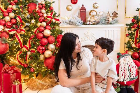 ensaio de natal bebê touca de papai noel brasilia df registrado pela fotógrafa letícia franco papai noel arvore guirlanda pijama carter's carters  trailer neve
'