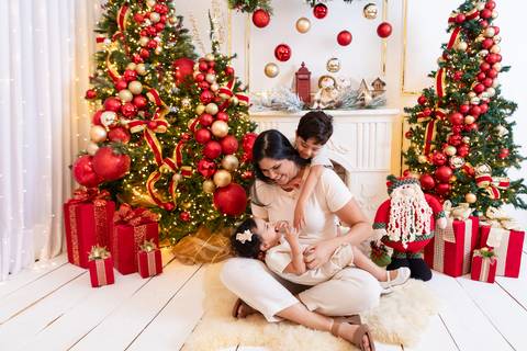 ensaio de natal bebê touca de papai noel brasilia df registrado pela fotógrafa letícia franco papai noel arvore guirlanda pijama carter's carters  trailer neve
'