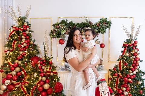 ensaio de natal bebê touca de papai noel brasilia df registrado pela fotógrafa letícia franco papai noel arvore guirlanda pijama carter's carters  trailer neve
'