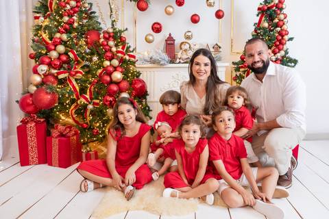 ensaio de natal bebê touca de papai noel brasilia df registrado pela fotógrafa letícia franco papai noel arvore guirlanda pijama carter's carters  trailer neve
'