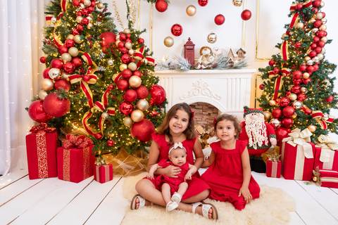 ensaio de natal bebê touca de papai noel brasilia df registrado pela fotógrafa letícia franco papai noel arvore guirlanda pijama carter's carters  trailer neve
'