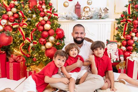 ensaio de natal bebê touca de papai noel brasilia df registrado pela fotógrafa letícia franco papai noel arvore guirlanda pijama carter's carters  trailer neve
'