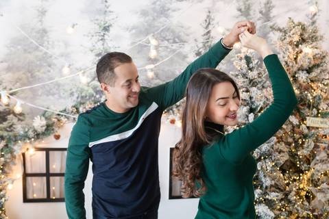 ensaio de natal bebê touca de papai noel brasilia df registrado pela fotógrafa letícia franco papai noel arvore guirlanda pijama carter's carters  trailer neve
'