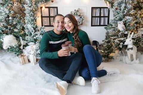 ensaio de natal bebê touca de papai noel brasilia df registrado pela fotógrafa letícia franco papai noel arvore guirlanda pijama carter's carters  trailer neve
'