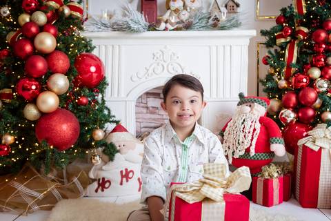 ensaio de natal bebê touca de papai noel brasilia df registrado pela fotógrafa letícia franco papai noel arvore guirlanda pijama carter's carters  trailer neve
'