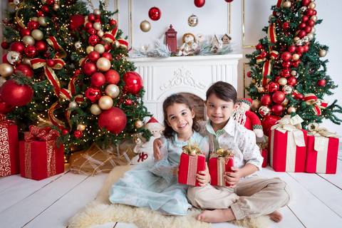 ensaio de natal bebê touca de papai noel brasilia df registrado pela fotógrafa letícia franco papai noel arvore guirlanda pijama carter's carters  trailer neve
'