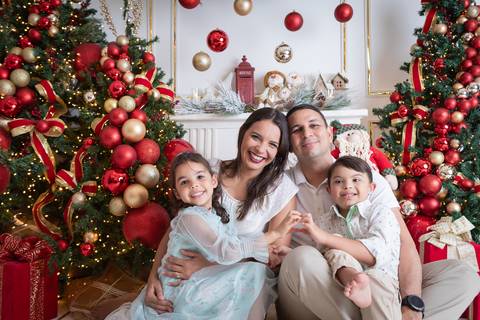 ensaio de natal bebê touca de papai noel brasilia df registrado pela fotógrafa letícia franco papai noel arvore guirlanda pijama carter's carters  trailer neve
'