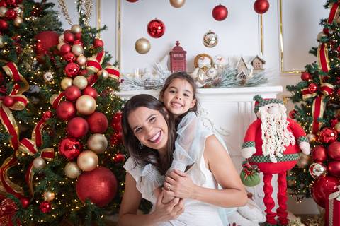 ensaio de natal bebê touca de papai noel brasilia df registrado pela fotógrafa letícia franco papai noel arvore guirlanda pijama carter's carters  trailer neve
'