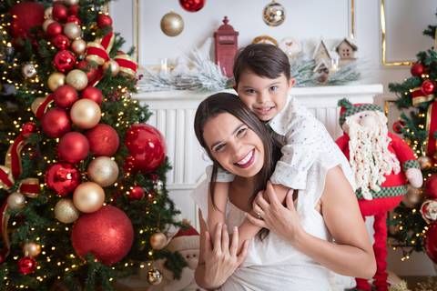 ensaio de natal bebê touca de papai noel brasilia df registrado pela fotógrafa letícia franco papai noel arvore guirlanda pijama carter's carters  trailer neve
'