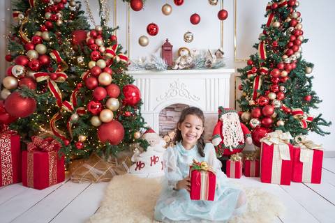 ensaio de natal bebê touca de papai noel brasilia df registrado pela fotógrafa letícia franco papai noel arvore guirlanda pijama carter's carters  trailer neve
'