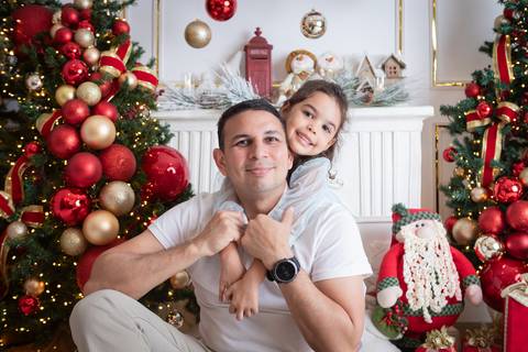 ensaio de natal bebê touca de papai noel brasilia df registrado pela fotógrafa letícia franco papai noel arvore guirlanda pijama carter's carters  trailer neve
'