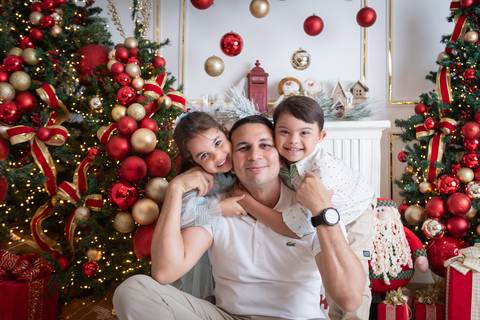 ensaio de natal bebê touca de papai noel brasilia df registrado pela fotógrafa letícia franco papai noel arvore guirlanda pijama carter's carters  trailer neve
'