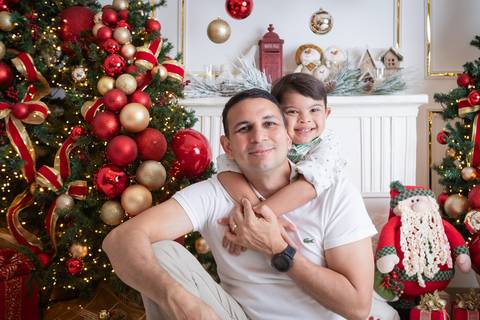 ensaio de natal bebê touca de papai noel brasilia df registrado pela fotógrafa letícia franco papai noel arvore guirlanda pijama carter's carters  trailer neve
'