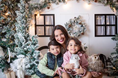 ensaio de natal bebê touca de papai noel brasilia df registrado pela fotógrafa letícia franco papai noel arvore guirlanda pijama carter's carters  trailer neve
'