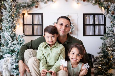 ensaio de natal bebê touca de papai noel brasilia df registrado pela fotógrafa letícia franco papai noel arvore guirlanda pijama carter's carters  trailer neve
'