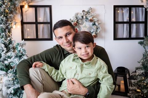 ensaio de natal bebê touca de papai noel brasilia df registrado pela fotógrafa letícia franco papai noel arvore guirlanda pijama carter's carters  trailer neve
'