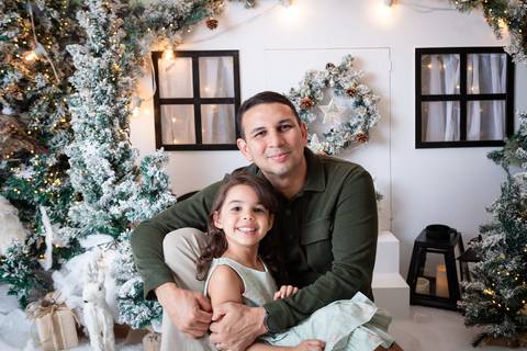 ensaio de natal bebê touca de papai noel brasilia df registrado pela fotógrafa letícia franco papai noel arvore guirlanda pijama carter's carters  trailer neve
'