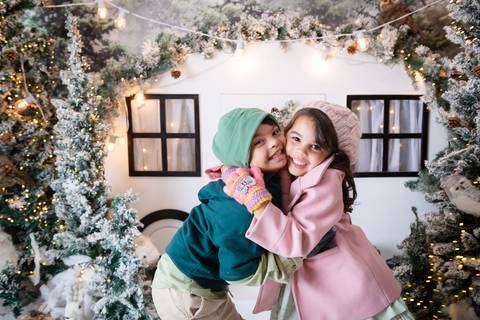 ensaio de natal bebê touca de papai noel brasilia df registrado pela fotógrafa letícia franco papai noel arvore guirlanda pijama carter's carters  trailer neve
'