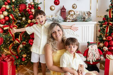 ensaio de natal bebê touca de papai noel brasilia df registrado pela fotógrafa letícia franco papai noel arvore guirlanda pijama carter's carters  trailer neve
'