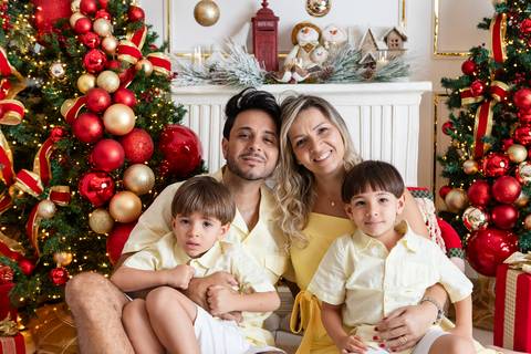 ensaio de natal bebê touca de papai noel brasilia df registrado pela fotógrafa letícia franco papai noel arvore guirlanda pijama carter's carters  trailer neve
'