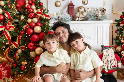 ensaio de natal bebê touca de papai noel brasilia df registrado pela fotógrafa letícia franco papai noel arvore guirlanda pijama carter's carters  trailer neve
'