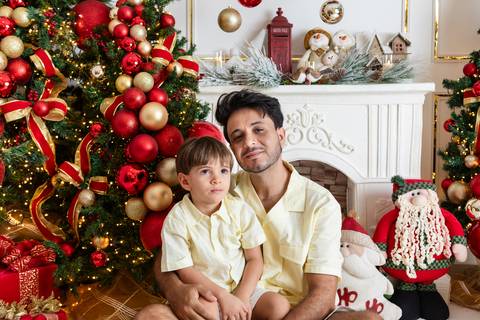 ensaio de natal bebê touca de papai noel brasilia df registrado pela fotógrafa letícia franco papai noel arvore guirlanda pijama carter's carters  trailer neve
'