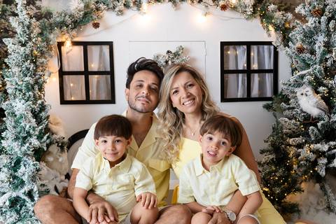 ensaio de natal bebê touca de papai noel brasilia df registrado pela fotógrafa letícia franco papai noel arvore guirlanda pijama carter's carters  trailer neve
'