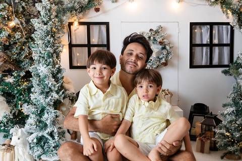 ensaio de natal bebê touca de papai noel brasilia df registrado pela fotógrafa letícia franco papai noel arvore guirlanda pijama carter's carters  trailer neve
'