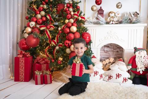 ensaio de natal bebê touca de papai noel brasilia df registrado pela fotógrafa letícia franco papai noel arvore guirlanda pijama carter's carters  trailer neve
'