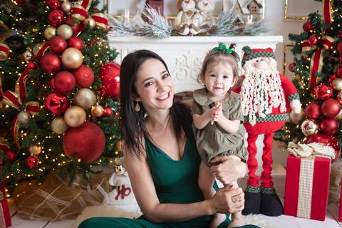 ensaio de natal bebê touca de papai noel brasilia df registrado pela fotógrafa letícia franco papai noel arvore guirlanda pijama carter's carters  trailer neve
'