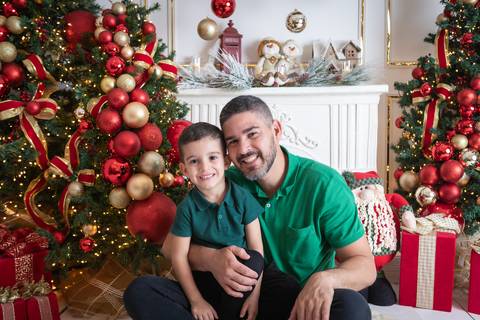 ensaio de natal bebê touca de papai noel brasilia df registrado pela fotógrafa letícia franco papai noel arvore guirlanda pijama carter's carters  trailer neve
'