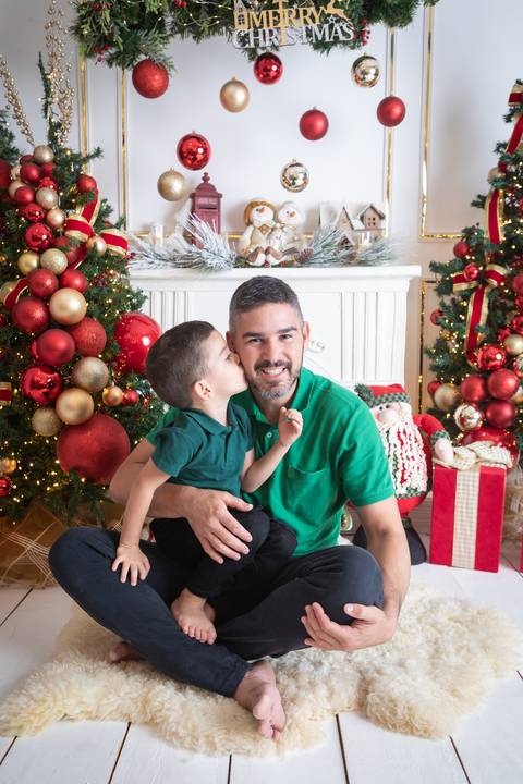 ensaio de natal bebê touca de papai noel brasilia df registrado pela fotógrafa letícia franco papai noel arvore guirlanda pijama carter's carters  trailer neve
'