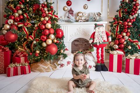 ensaio de natal bebê touca de papai noel brasilia df registrado pela fotógrafa letícia franco papai noel arvore guirlanda pijama carter's carters  trailer neve
'