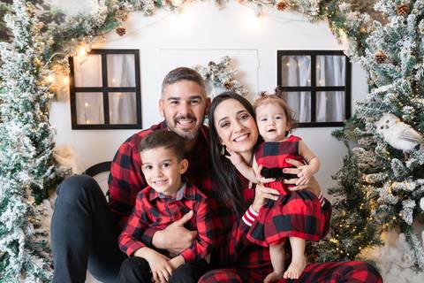 ensaio de natal bebê touca de papai noel brasilia df registrado pela fotógrafa letícia franco papai noel arvore guirlanda pijama carter's carters  trailer neve
'