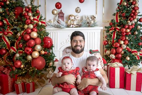 ensaio de natal bebê touca de papai noel brasilia df registrado pela fotógrafa letícia franco papai noel arvore guirlanda pijama carter's carters  trailer neve
'