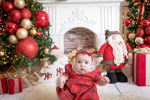 ensaio de natal bebê touca de papai noel brasilia df registrado pela fotógrafa letícia franco papai noel arvore guirlanda pijama carter's carters  trailer neve
'