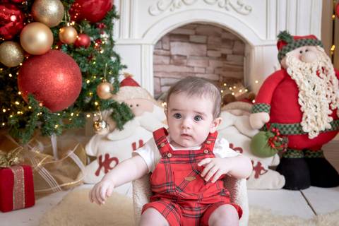 ensaio de natal bebê touca de papai noel brasilia df registrado pela fotógrafa letícia franco papai noel arvore guirlanda pijama carter's carters  trailer neve
'