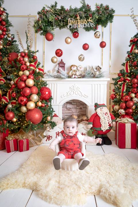 ensaio de natal bebê touca de papai noel brasilia df registrado pela fotógrafa letícia franco papai noel arvore guirlanda pijama carter's carters  trailer neve
'