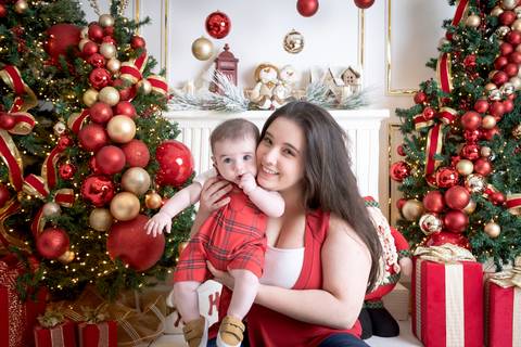 ensaio de natal bebê touca de papai noel brasilia df registrado pela fotógrafa letícia franco papai noel arvore guirlanda pijama carter's carters  trailer neve
'