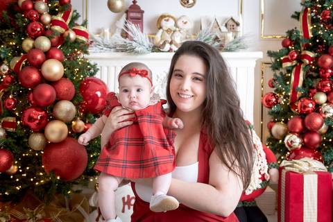 ensaio de natal bebê touca de papai noel brasilia df registrado pela fotógrafa letícia franco papai noel arvore guirlanda pijama carter's carters  trailer neve
'