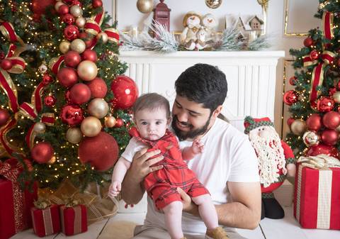 ensaio de natal bebê touca de papai noel brasilia df registrado pela fotógrafa letícia franco papai noel arvore guirlanda pijama carter's carters  trailer neve
'
